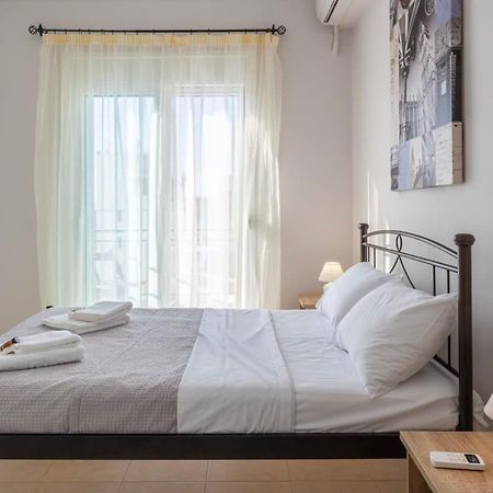 شقة Comfy Central Square Gem With Balcony كالاماتا المظهر الخارجي الصورة