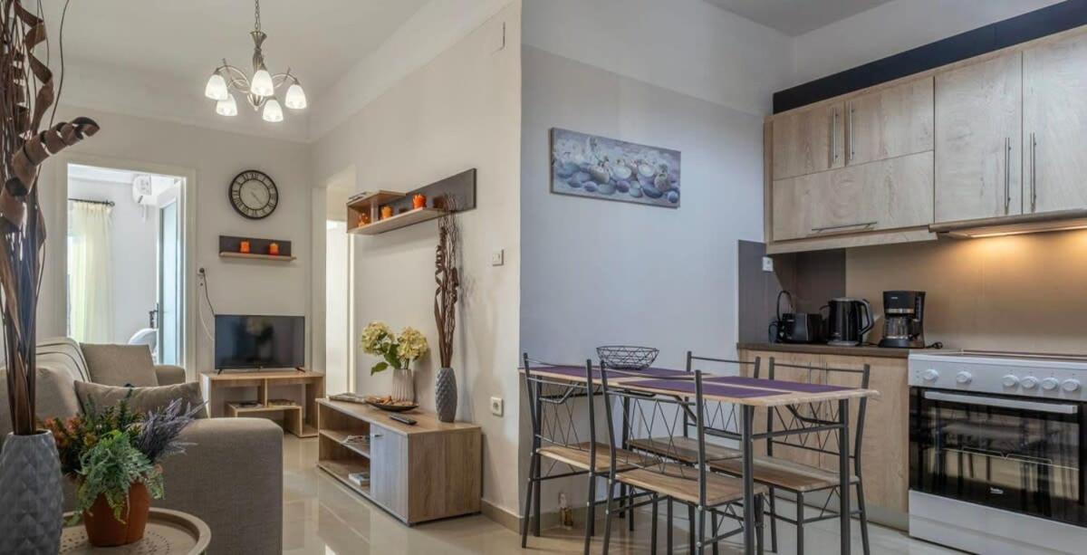 شقة Comfy Central Square Gem With Balcony كالاماتا المظهر الخارجي الصورة