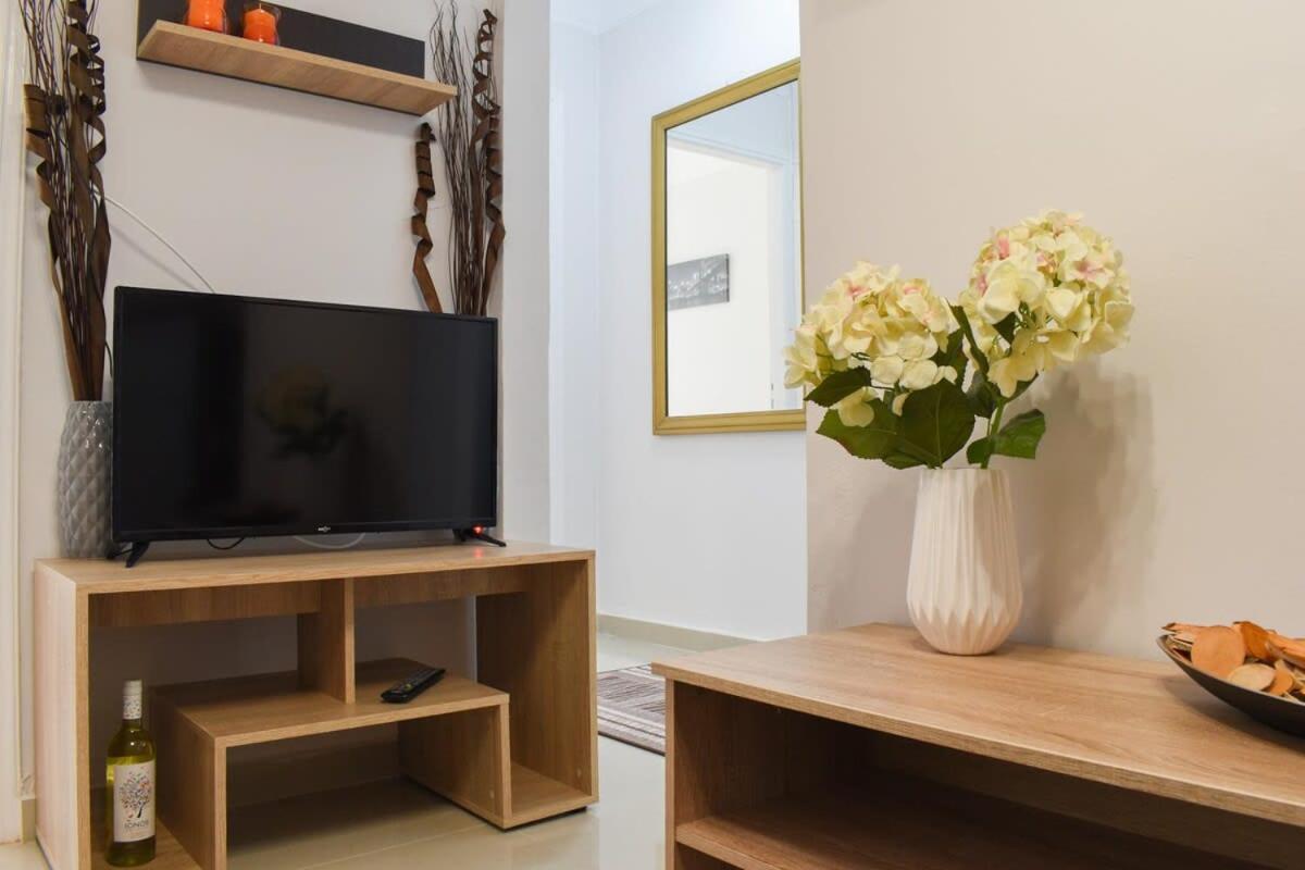 شقة Comfy Central Square Gem With Balcony كالاماتا المظهر الخارجي الصورة