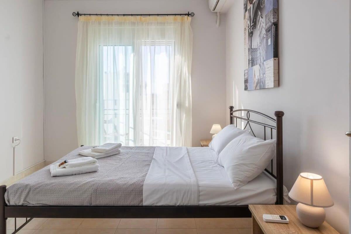شقة Comfy Central Square Gem With Balcony كالاماتا المظهر الخارجي الصورة