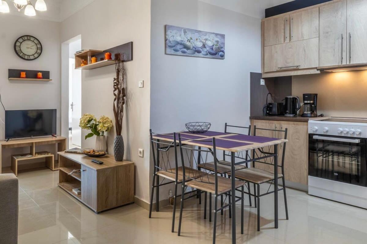 شقة Comfy Central Square Gem With Balcony كالاماتا المظهر الخارجي الصورة