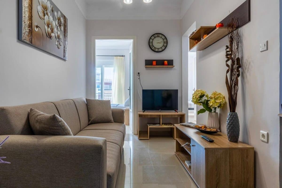 شقة Comfy Central Square Gem With Balcony كالاماتا المظهر الخارجي الصورة
